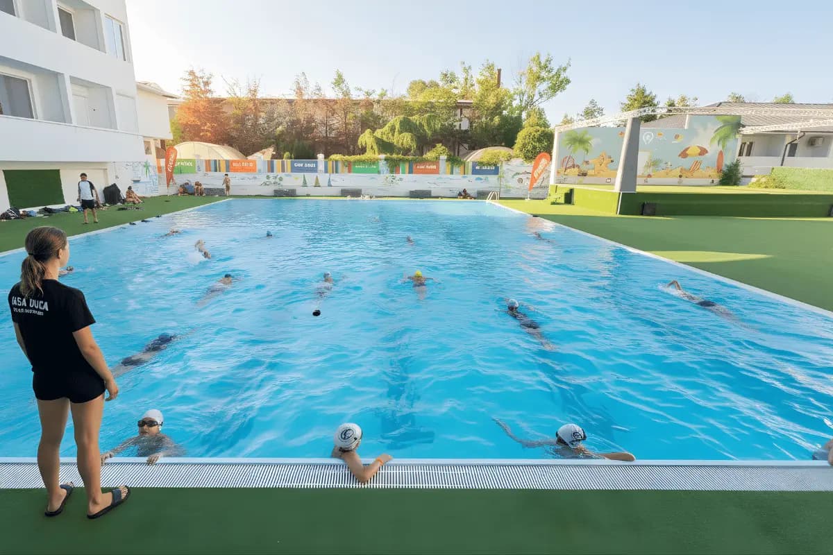 Piscina semiolimpica pentru tabere copii si cantonamente sportive la Casa Duca Costinesti