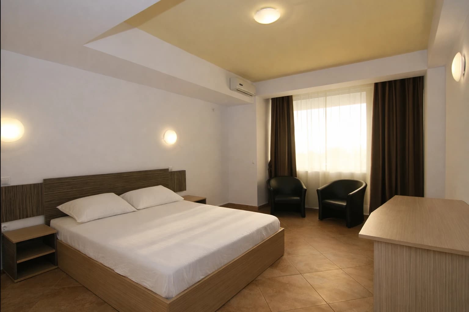 Cameră dubla pentru cazare grupuri la Casa Duca Costinești, cu baie proprie și mobilier funcțional pentru tabere și evenimente organizate.