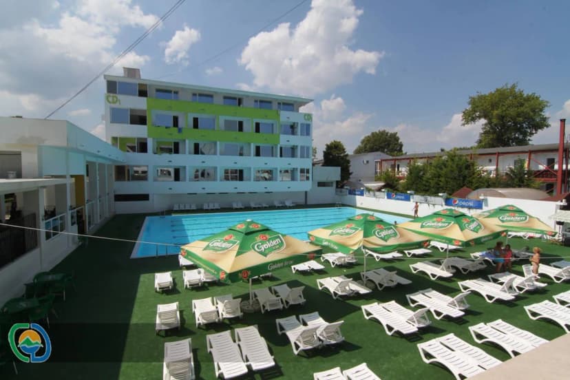 Zona de relaxare la piscina complexului Casa Duca – tabere școlare la mare