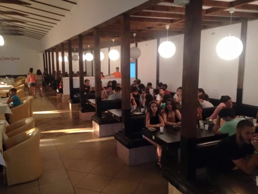 Zonă bar și socializare în complexul Casa Duca Costinești pentru grupuri școlare