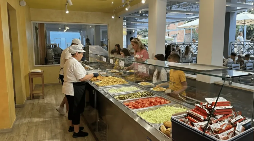 Masă all inclusive cu autoservire pentru copii și grupuri școlare la Casa Duca Costinești.